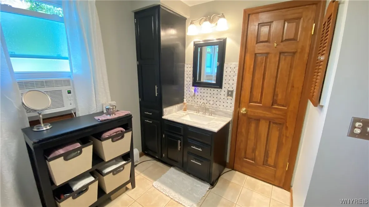 Jack-n-Jill Full Bath