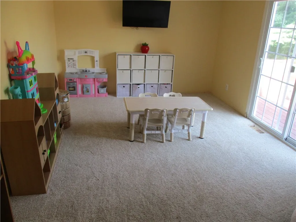 Family rm w/sliding doors to deck