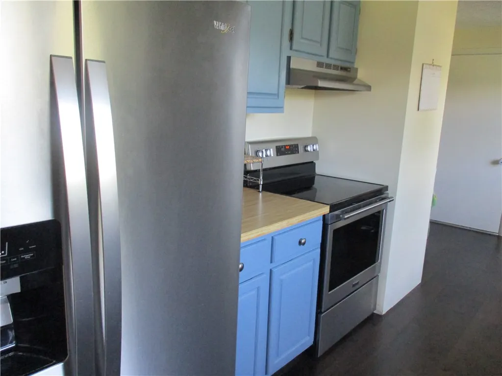 Kiitchen w/stainless steel appliances