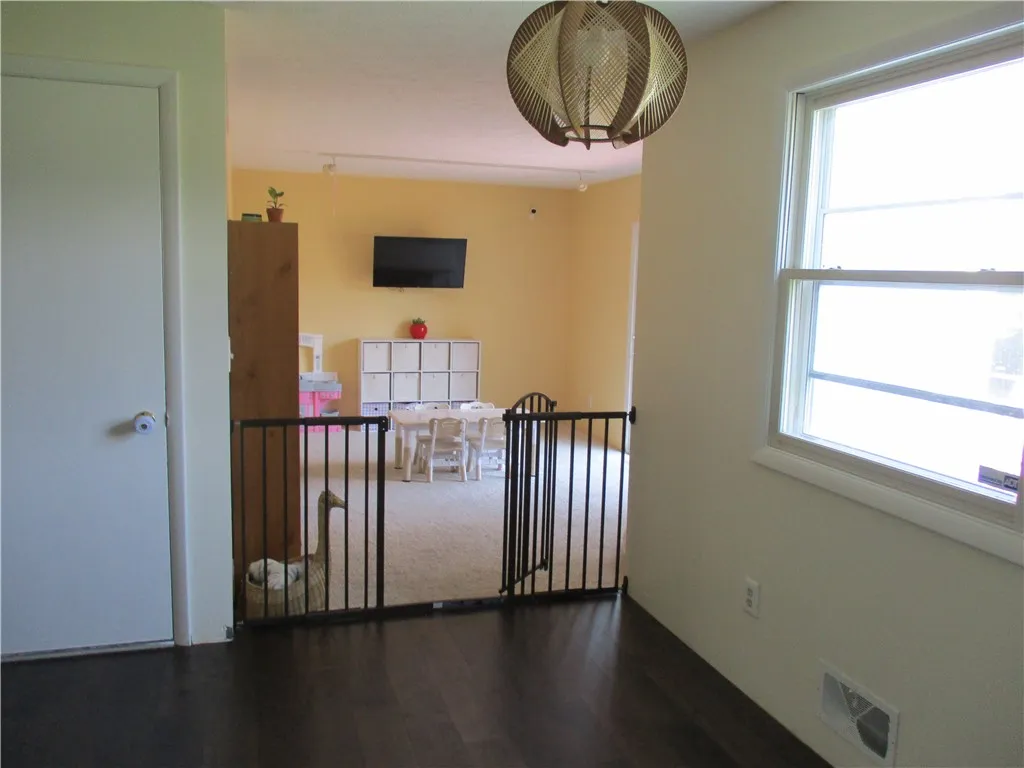 Eat-in area to Family Rm