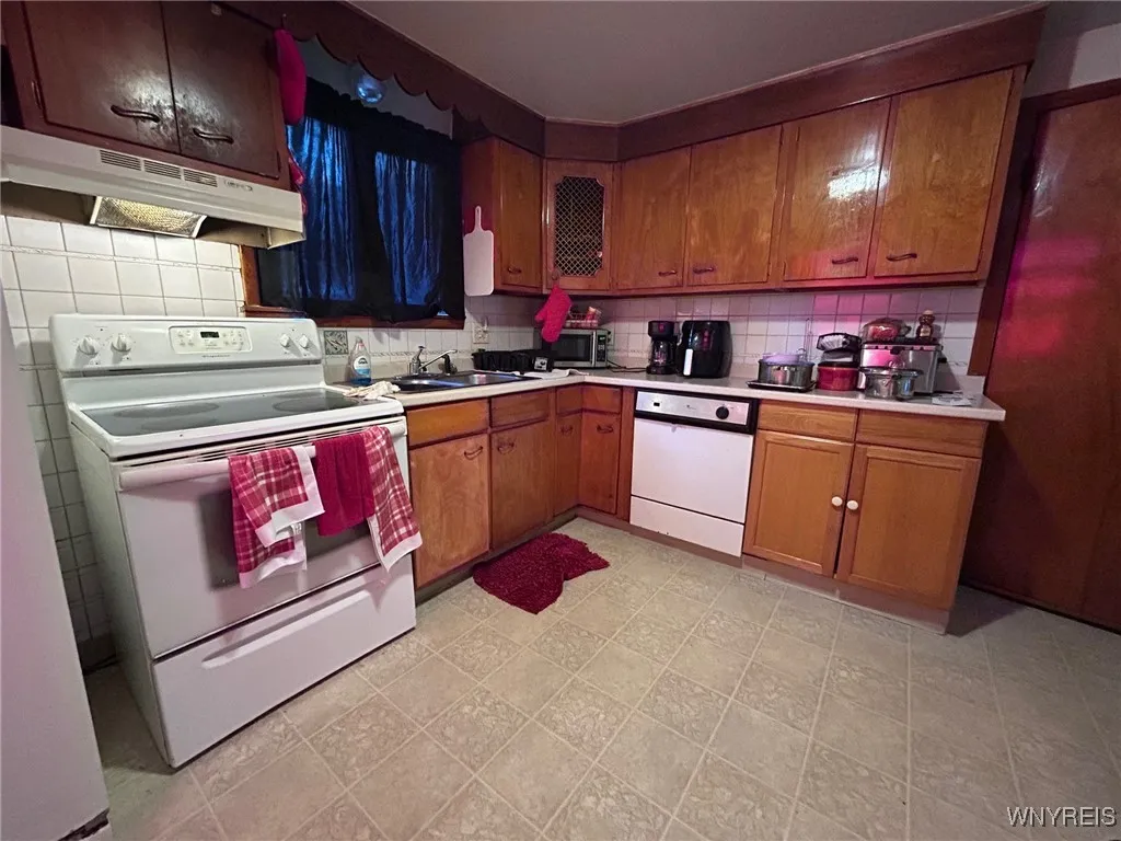 17 Proctor Avenue, Buffalo, New York 14215, Buffalo, New York 14215, 4 Bedrooms Bedrooms, ,2 BathroomsBathrooms,Residential,Closed,17 Proctor Avenue, Buffalo, New York 14215,0,B1630674