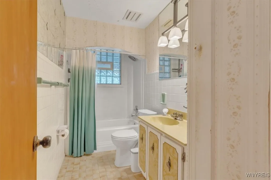 46 Chardon Drive, Cheektowaga, New York 14225, Cheektowaga, New York 14225, 4 Bedrooms Bedrooms, 7 Rooms Rooms,1 BathroomBathrooms,Residential,For Sale,46 Chardon Drive, Cheektowaga, New York 14225,B1629783