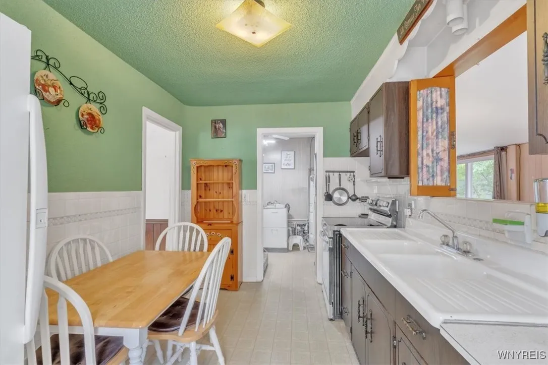 46 Chardon Drive, Cheektowaga, New York 14225, Cheektowaga, New York 14225, 4 Bedrooms Bedrooms, 7 Rooms Rooms,1 BathroomBathrooms,Residential,For Sale,46 Chardon Drive, Cheektowaga, New York 14225,B1629783