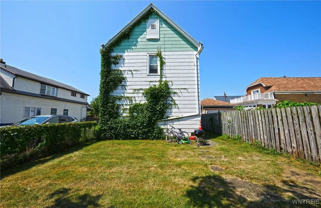 323 Holly Street, Buffalo, New York 14206, Buffalo, New York 14206, 5 Bedrooms Bedrooms, ,2 BathroomsBathrooms,Residential,For Sale,323 Holly Street, Buffalo, New York 14206,B1630758