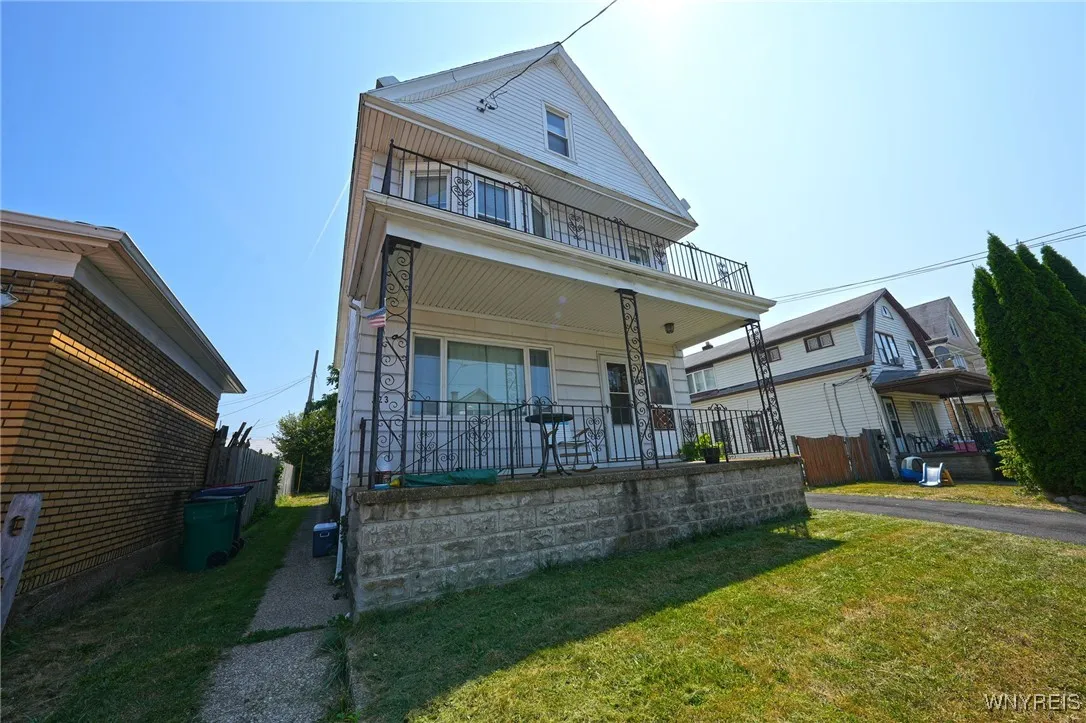 323 Holly Street, Buffalo, New York 14206, Buffalo, New York 14206, 5 Bedrooms Bedrooms, ,2 BathroomsBathrooms,Residential,For Sale,323 Holly Street, Buffalo, New York 14206,B1630758