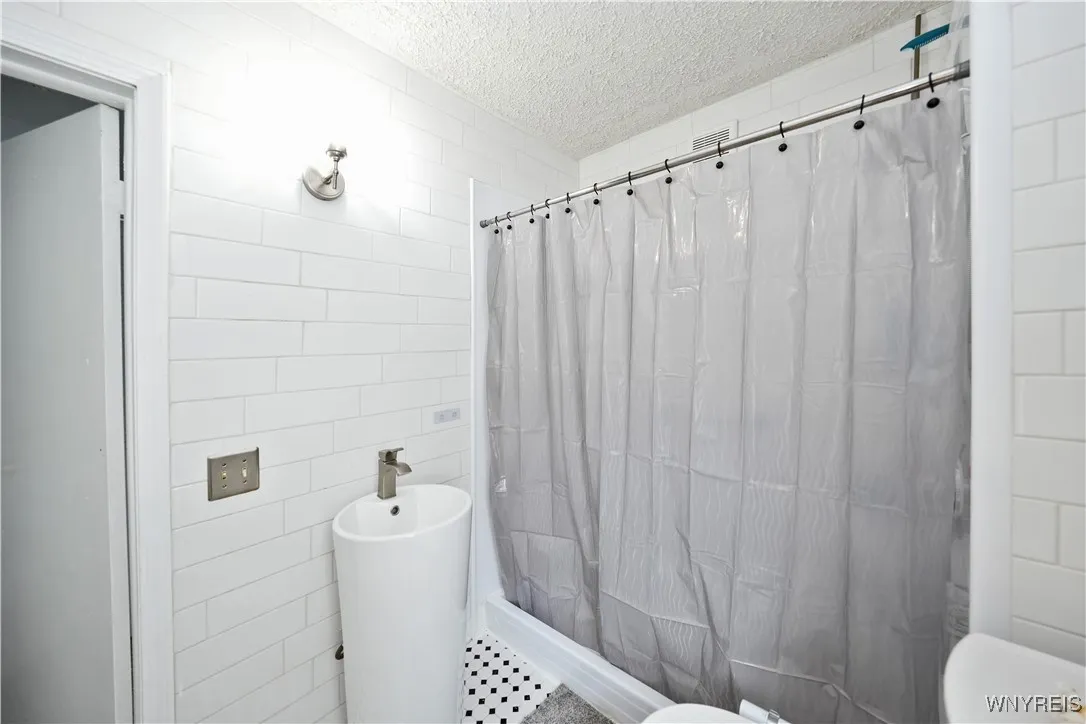 644 West Avenue, Buffalo, New York 14213, Buffalo, New York 14213, 5 Bedrooms Bedrooms, 10 Rooms Rooms,2 BathroomsBathrooms,Residential,For Sale,644 West Avenue, Buffalo, New York 14213,B1630687