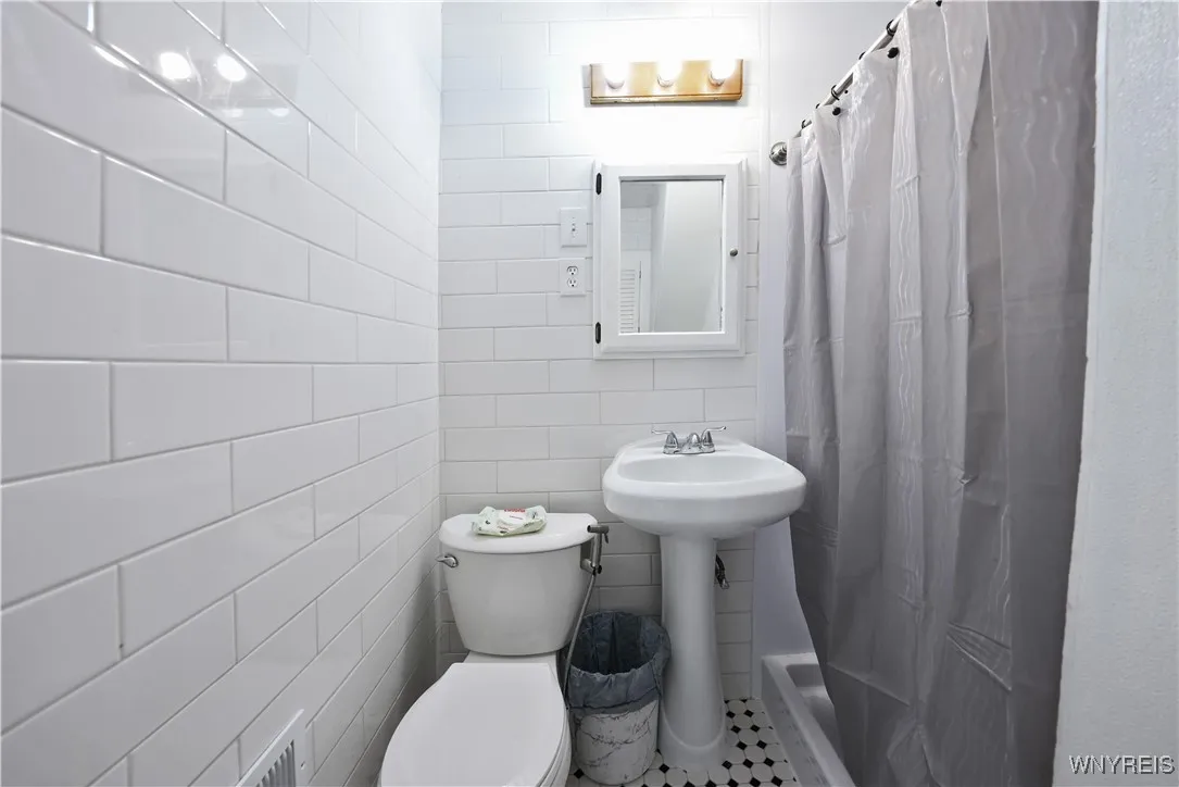 644 West Avenue, Buffalo, New York 14213, Buffalo, New York 14213, 5 Bedrooms Bedrooms, 10 Rooms Rooms,2 BathroomsBathrooms,Residential,For Sale,644 West Avenue, Buffalo, New York 14213,B1630687