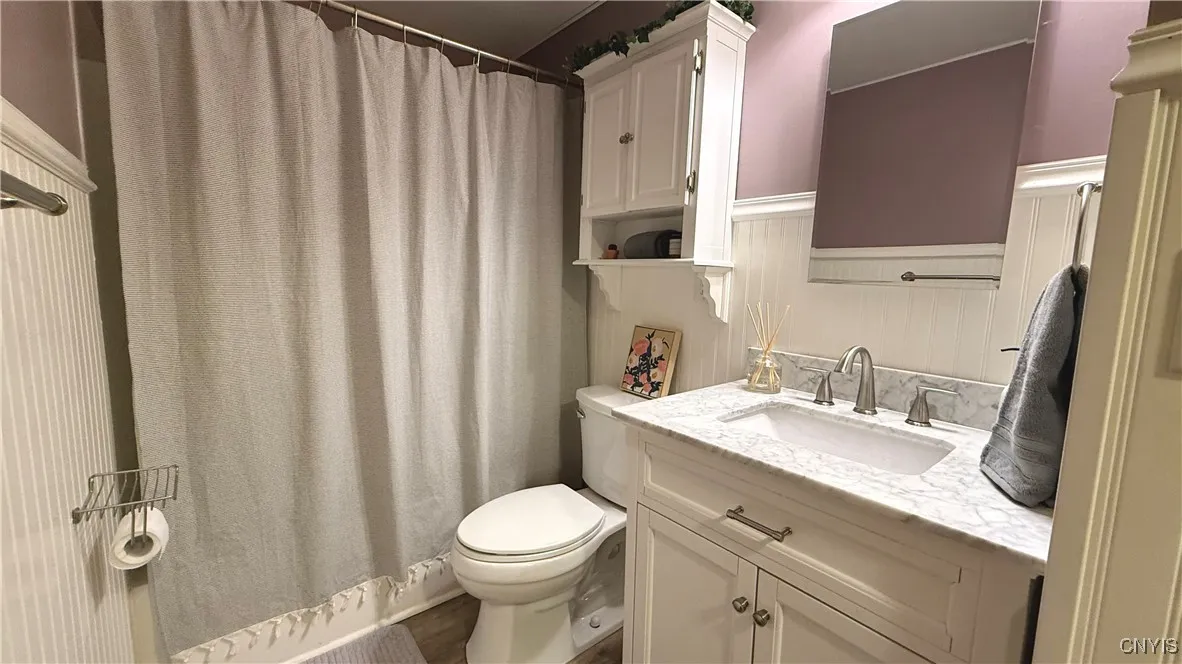 Full bathroom - was just painted