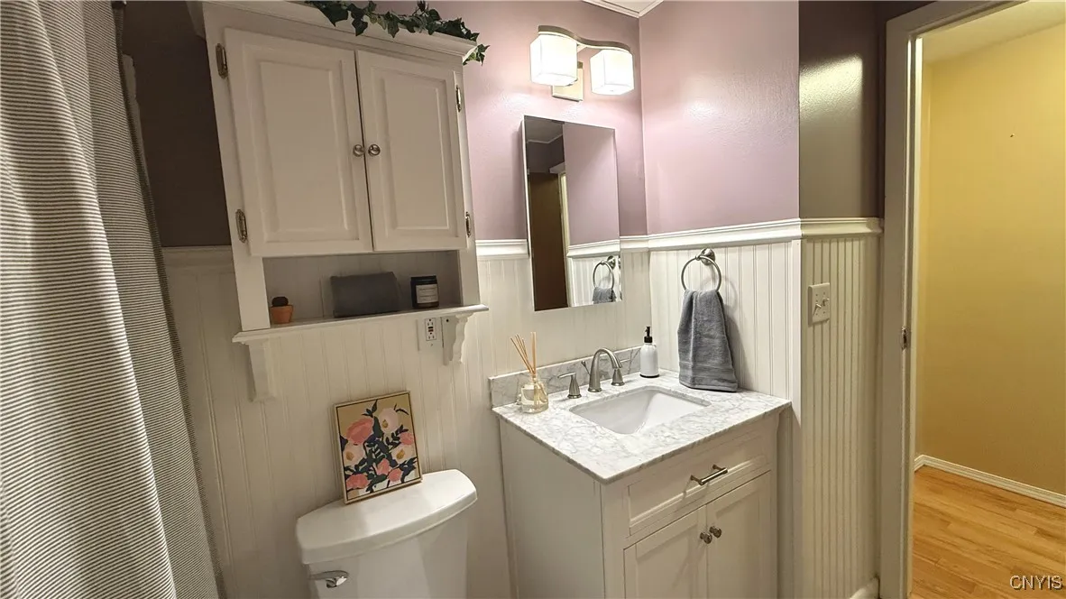 Full bathroom - was just painted