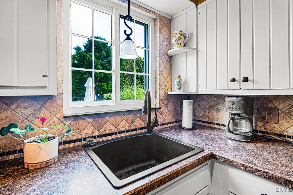 6 Clintonview Road, New Hartford, New York 13413, New Hartford, New York 13413, 4 Bedrooms Bedrooms, 10 Rooms Rooms,2 BathroomsBathrooms,Residential,Closed,6 Clintonview Road, New Hartford, New York 13413,0,S1621123