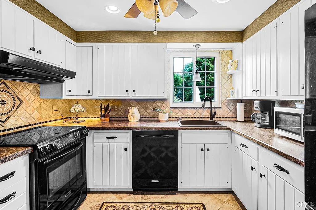 6 Clintonview Road, New Hartford, New York 13413, New Hartford, New York 13413, 4 Bedrooms Bedrooms, 10 Rooms Rooms,2 BathroomsBathrooms,Residential,Closed,6 Clintonview Road, New Hartford, New York 13413,0,S1621123