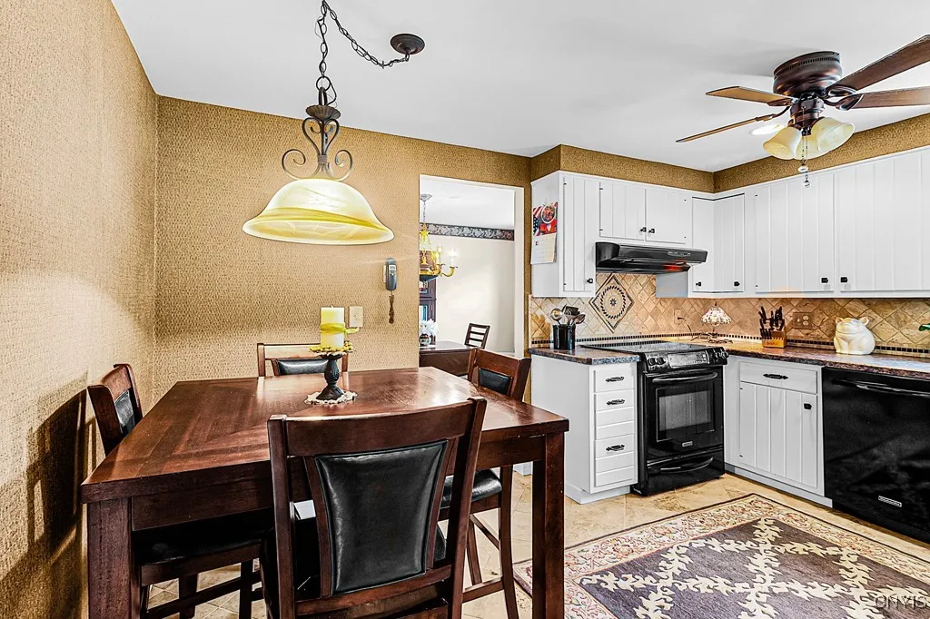 6 Clintonview Road, New Hartford, New York 13413, New Hartford, New York 13413, 4 Bedrooms Bedrooms, 10 Rooms Rooms,2 BathroomsBathrooms,Residential,Closed,6 Clintonview Road, New Hartford, New York 13413,0,S1621123