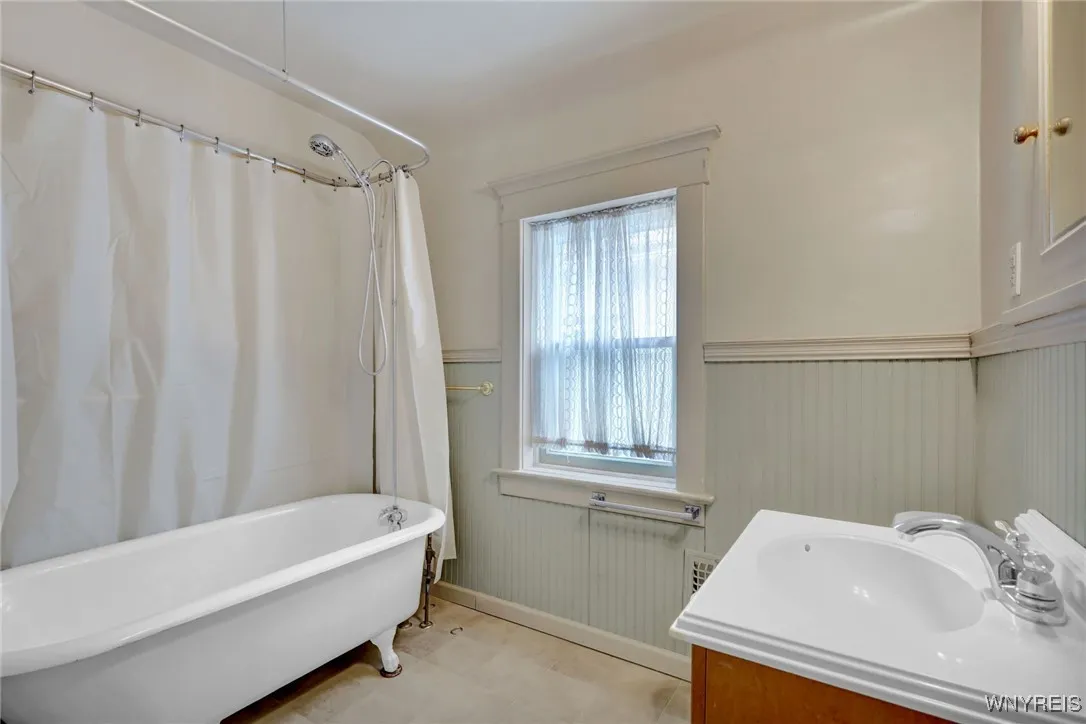 156 Stratford Road, Buffalo, New York 14216, Buffalo, New York 14216, 3 Bedrooms Bedrooms, 7 Rooms Rooms,1 BathroomBathrooms,Residential,For Sale,156 Stratford Road, Buffalo, New York 14216,B1629770