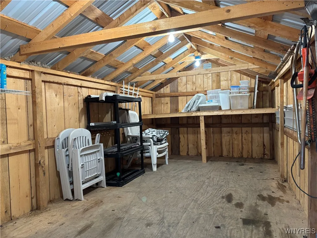 Amish built shed w/electric