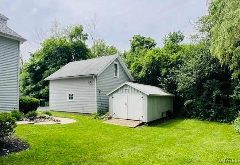 Amish built shed w/electric