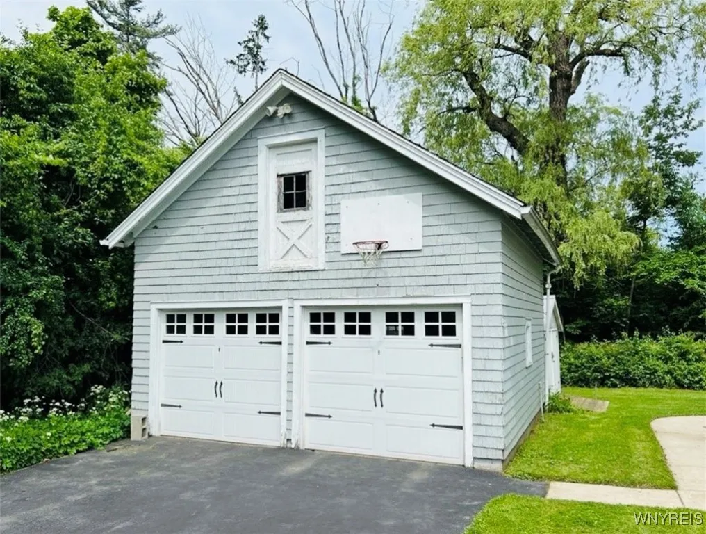 2 car garage w/walk up bonus room