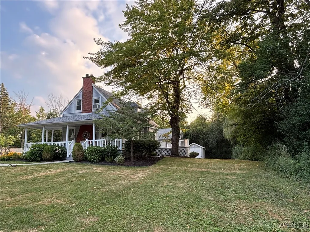 Lovely tree lined yard!