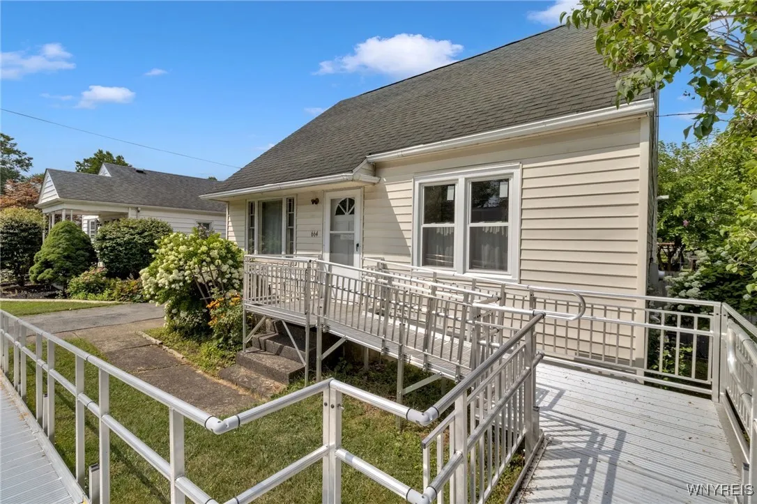 664 69th Street, Niagara Falls, New York 14304, Niagara Falls, New York 14304, 3 Bedrooms Bedrooms, 5 Rooms Rooms,1 BathroomBathrooms,Residential,Closed,664 69th Street, Niagara Falls, New York 14304,0,B1630388