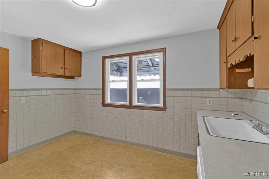 664 69th Street, Niagara Falls, New York 14304, Niagara Falls, New York 14304, 3 Bedrooms Bedrooms, 5 Rooms Rooms,1 BathroomBathrooms,Residential,Closed,664 69th Street, Niagara Falls, New York 14304,0,B1630388