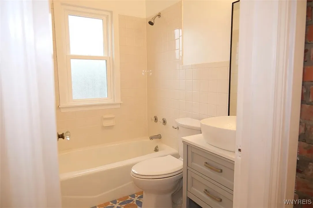 28 Campbell Avenue Upper, Buffalo, New York 14216, Buffalo, New York 14216, 2 Bedrooms Bedrooms, 6 Rooms Rooms,1 BathroomBathrooms,Residential Lease,For Rent,28 Campbell Avenue Upper, Buffalo, New York 14216,B1631074