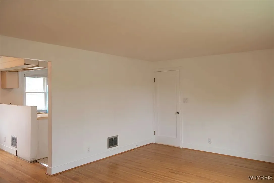 28 Campbell Avenue Upper, Buffalo, New York 14216, Buffalo, New York 14216, 2 Bedrooms Bedrooms, 6 Rooms Rooms,1 BathroomBathrooms,Residential Lease,For Rent,28 Campbell Avenue Upper, Buffalo, New York 14216,B1631074