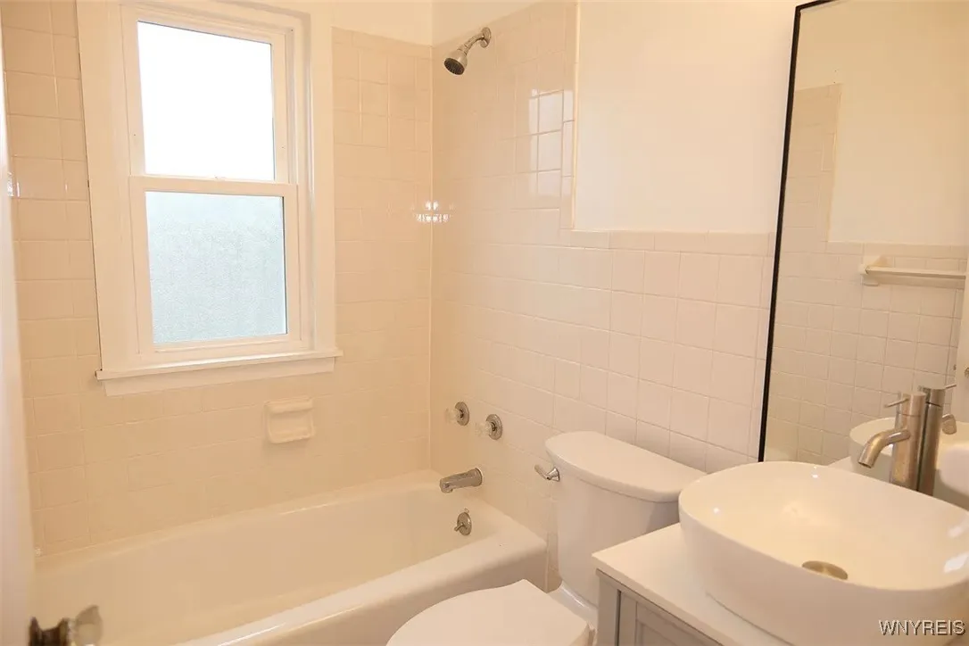 28 Campbell Avenue Upper, Buffalo, New York 14216, Buffalo, New York 14216, 2 Bedrooms Bedrooms, 6 Rooms Rooms,1 BathroomBathrooms,Residential Lease,For Rent,28 Campbell Avenue Upper, Buffalo, New York 14216,B1631074