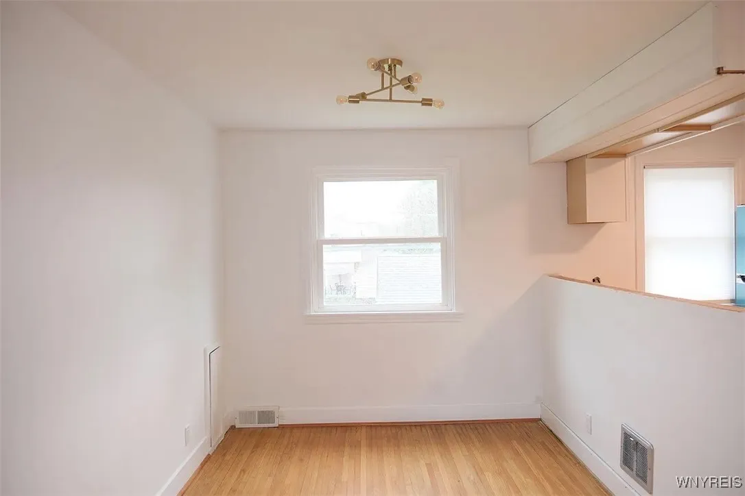 28 Campbell Avenue Upper, Buffalo, New York 14216, Buffalo, New York 14216, 2 Bedrooms Bedrooms, 6 Rooms Rooms,1 BathroomBathrooms,Residential Lease,For Rent,28 Campbell Avenue Upper, Buffalo, New York 14216,B1631074