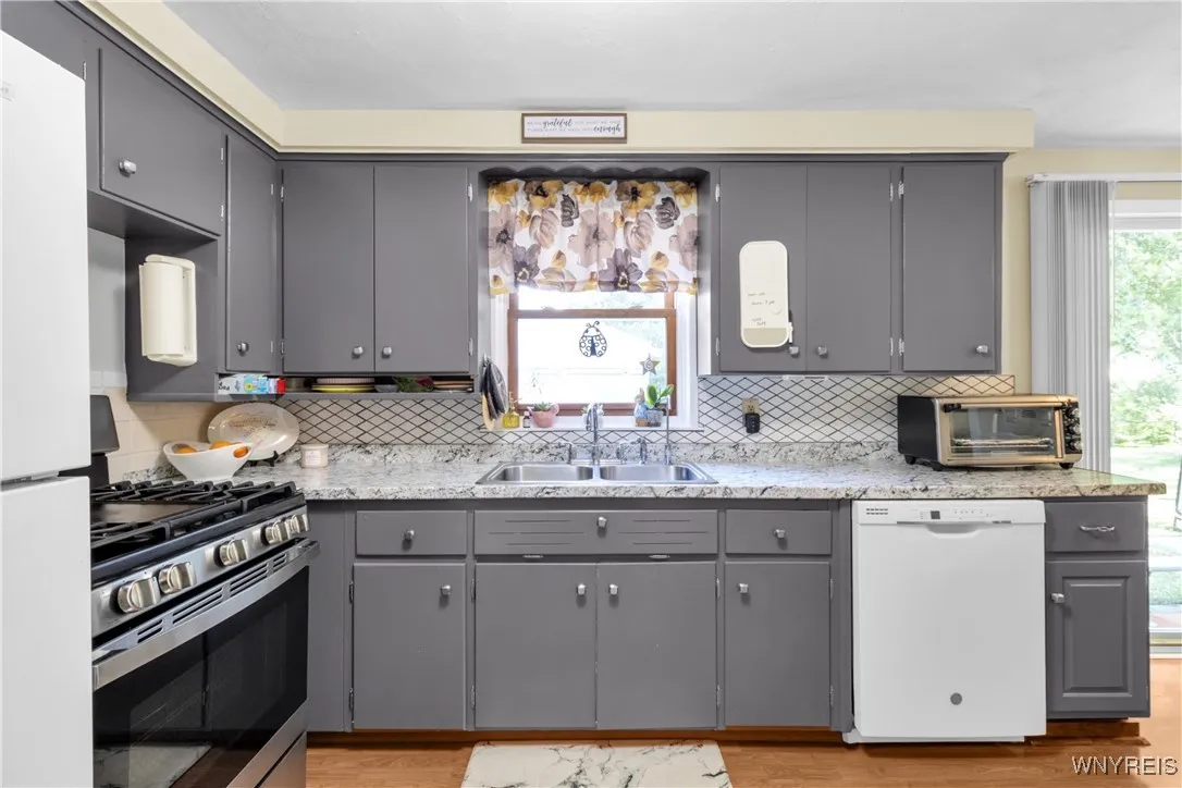3295 Mckinley Parkway, Hamburg, New York 14219, Hamburg, New York 14219, 3 Bedrooms Bedrooms, 7 Rooms Rooms,1 BathroomBathrooms,Residential,For Sale,3295 Mckinley Parkway, Hamburg, New York 14219,B1631034
