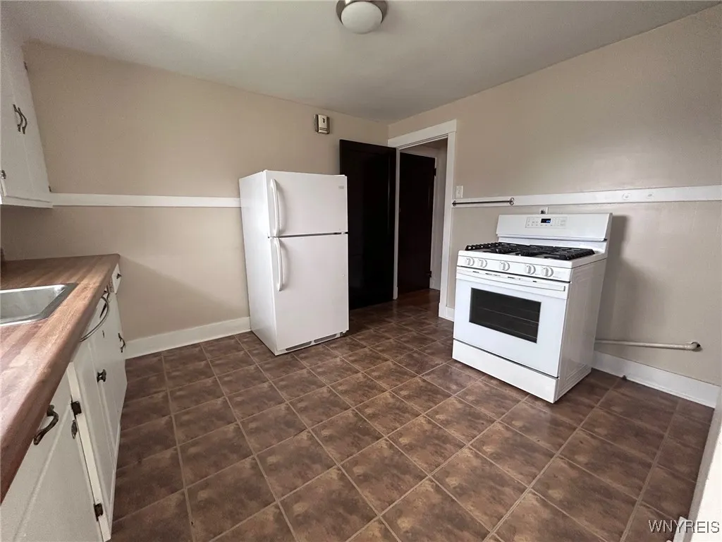 475 Potters Road Upper, West Seneca, New York 1422, West Seneca, New York 14220, 3 Bedrooms Bedrooms, 7 Rooms Rooms,1 BathroomBathrooms,Residential Lease,For Rent,475 Potters Road Upper, West Seneca, New York 1422,B1631086