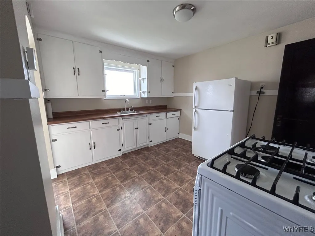 475 Potters Road Upper, West Seneca, New York 1422, West Seneca, New York 14220, 3 Bedrooms Bedrooms, 7 Rooms Rooms,1 BathroomBathrooms,Residential Lease,For Rent,475 Potters Road Upper, West Seneca, New York 1422,B1631086