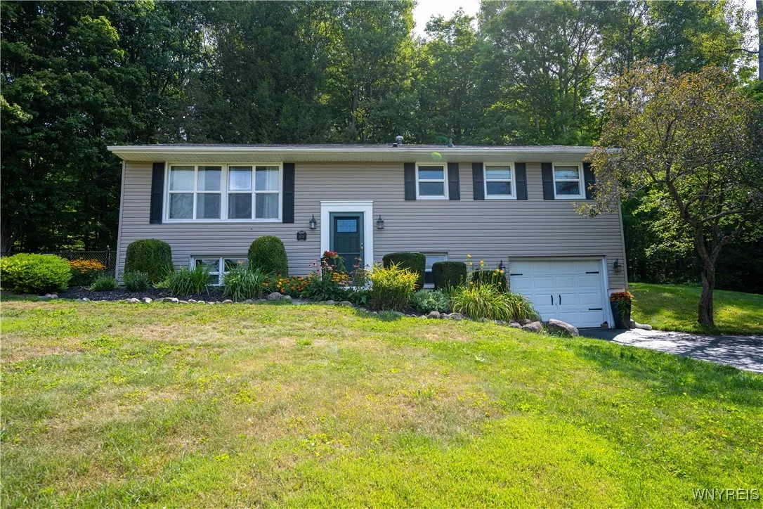 8711 South Greenbriar, Boston, New York 14025, Boston, New York 14025, 3 Bedrooms Bedrooms, 6 Rooms Rooms,2 BathroomsBathrooms,Residential,Closed,8711 South Greenbriar, Boston, New York 14025,0,B1630016