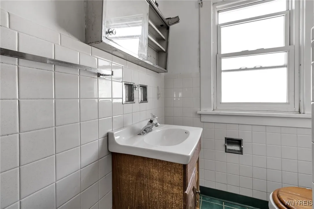 106 Lasalle Avenue, Buffalo, New York 14214, Buffalo, New York 14214, 4 Bedrooms Bedrooms, 5 Rooms Rooms,1 BathroomBathrooms,Residential,Closed,106 Lasalle Avenue, Buffalo, New York 14214,0,B1630846