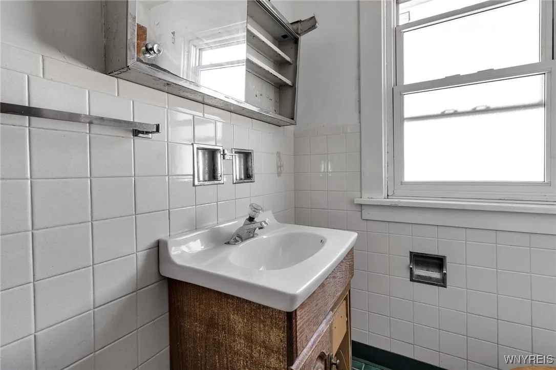 106 Lasalle Avenue, Buffalo, New York 14214, Buffalo, New York 14214, 4 Bedrooms Bedrooms, 5 Rooms Rooms,1 BathroomBathrooms,Residential,Closed,106 Lasalle Avenue, Buffalo, New York 14214,0,B1630846