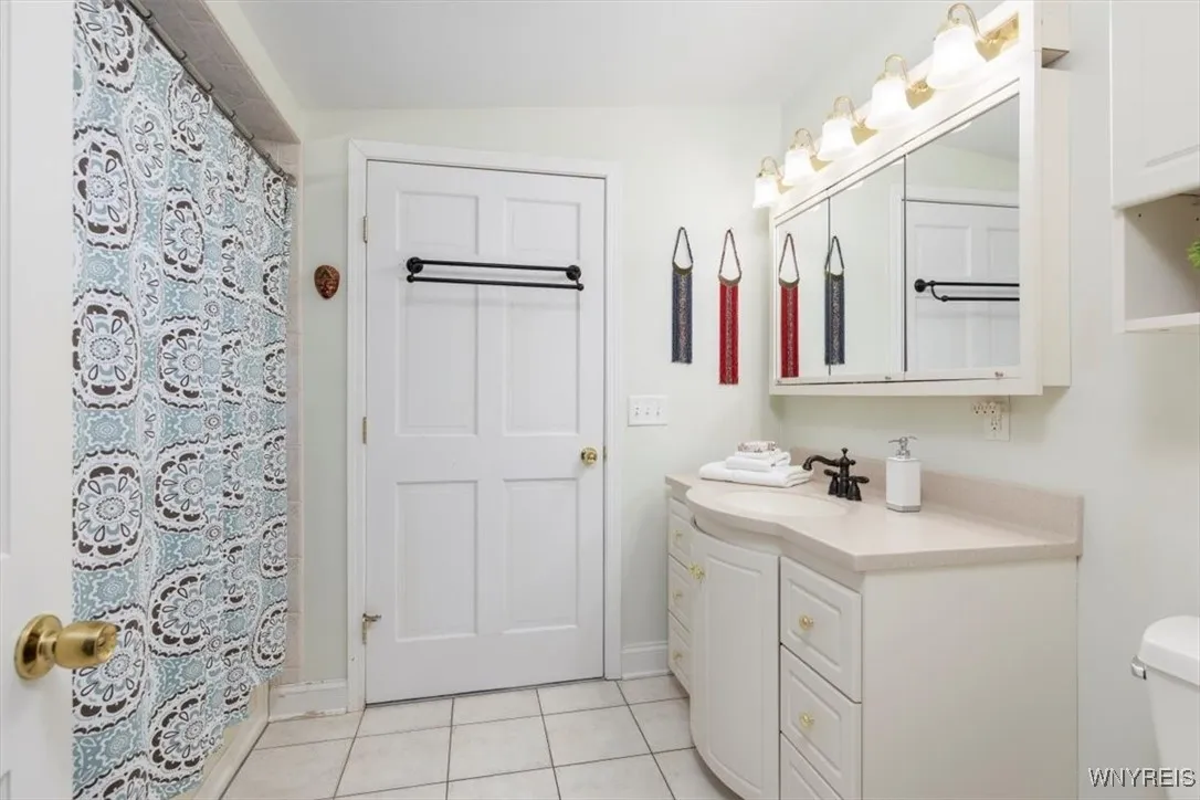 ensuite #2 full bath