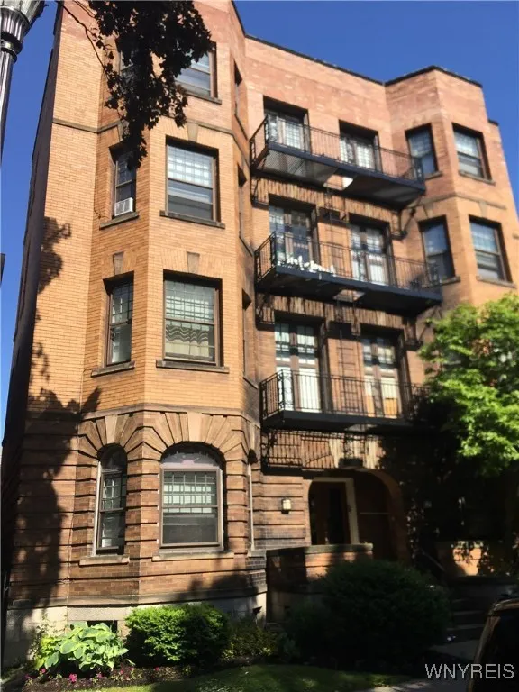 44 North Pearl Street 5, Buffalo, New York 14202, Buffalo, New York 14202, 3 Bedrooms Bedrooms, 7 Rooms Rooms,1 BathroomBathrooms,Residential Lease,For Rent,44 North Pearl Street 5, Buffalo, New York 14202,B1631220
