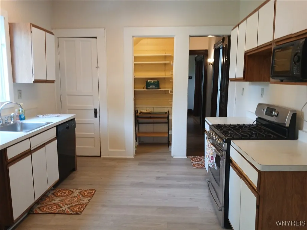 638 West Ferry Circle W, Buffalo, New York 14222, Buffalo, New York 14222, 7 Bedrooms Bedrooms, 17 Rooms Rooms,3 BathroomsBathrooms,Residential,For Sale,638 West Ferry Circle W, Buffalo, New York 14222,0,B1631023
