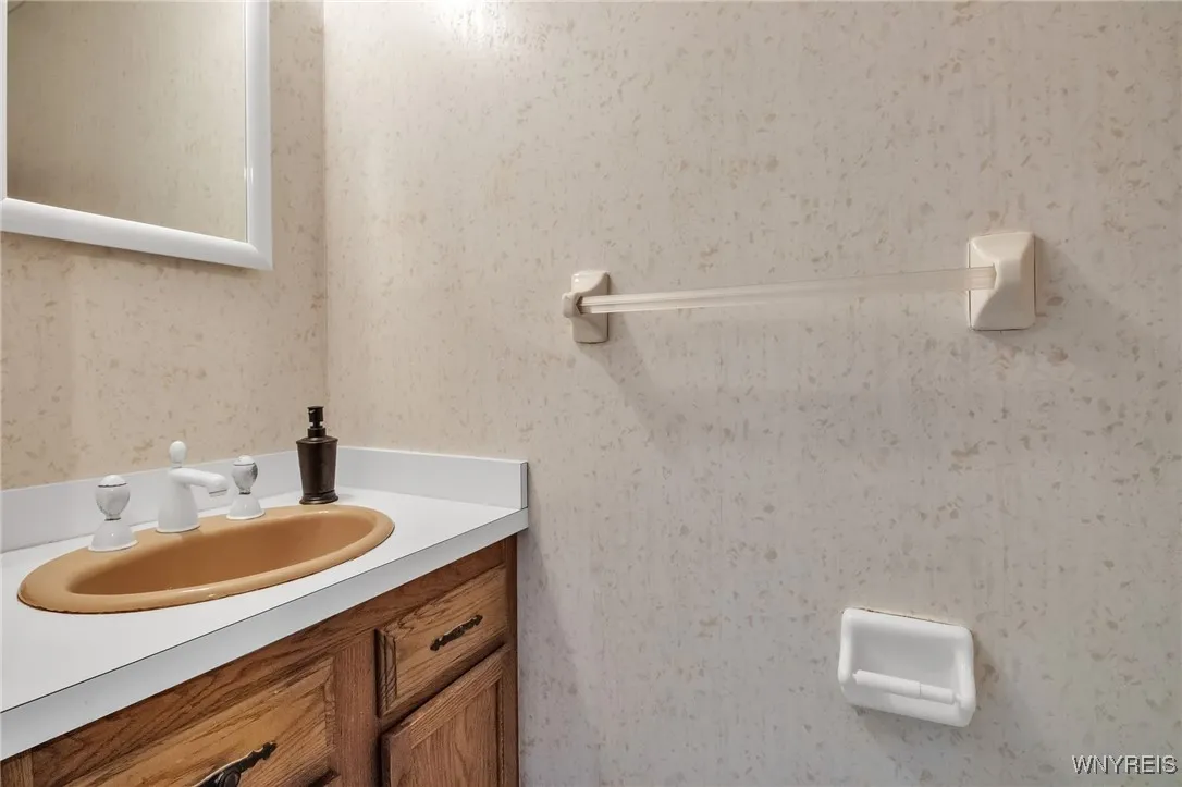 70 Little Robin Road, Amherst, New York 14228, Amherst, New York 14228, 3 Bedrooms Bedrooms, 7 Rooms Rooms,2 BathroomsBathrooms,Residential,For Sale,70 Little Robin Road, Amherst, New York 14228,B1628179