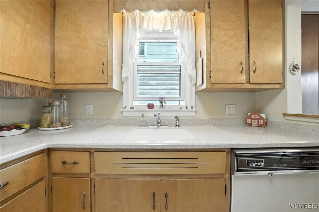 93 Brinton Street, Buffalo, New York 14214, Buffalo, New York 14214, 3 Bedrooms Bedrooms, 6 Rooms Rooms,1 BathroomBathrooms,Residential,For Sale,93 Brinton Street, Buffalo, New York 14214,B1631290