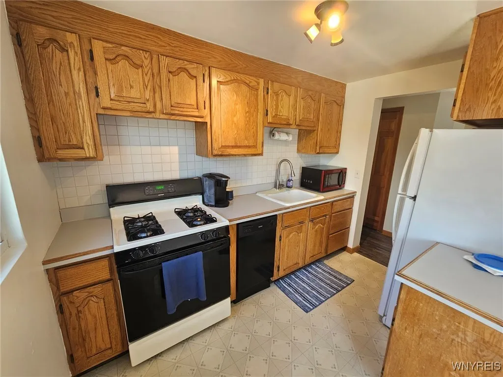 92 Chapel Glen Drive, Hamburg, New York 14075, Hamburg, New York 14075, 5 Bedrooms Bedrooms, 11 Rooms Rooms,2 BathroomsBathrooms,Residential,Closed,92 Chapel Glen Drive, Hamburg, New York 14075,0,B1631340