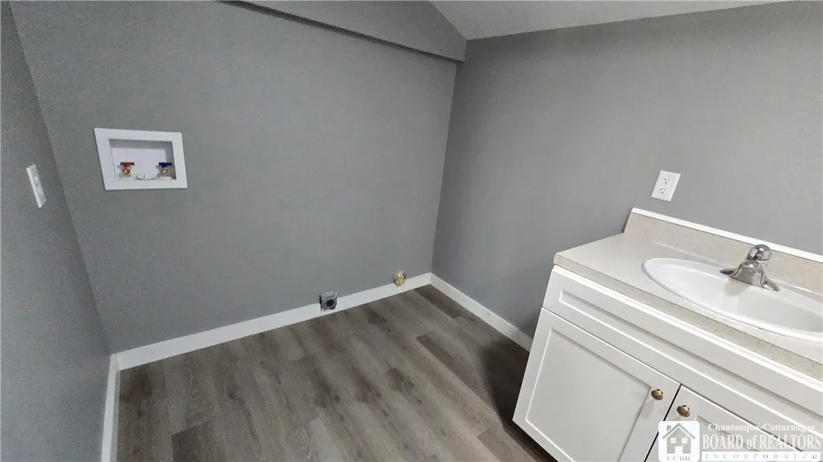 bath/laundry area (bath 2)