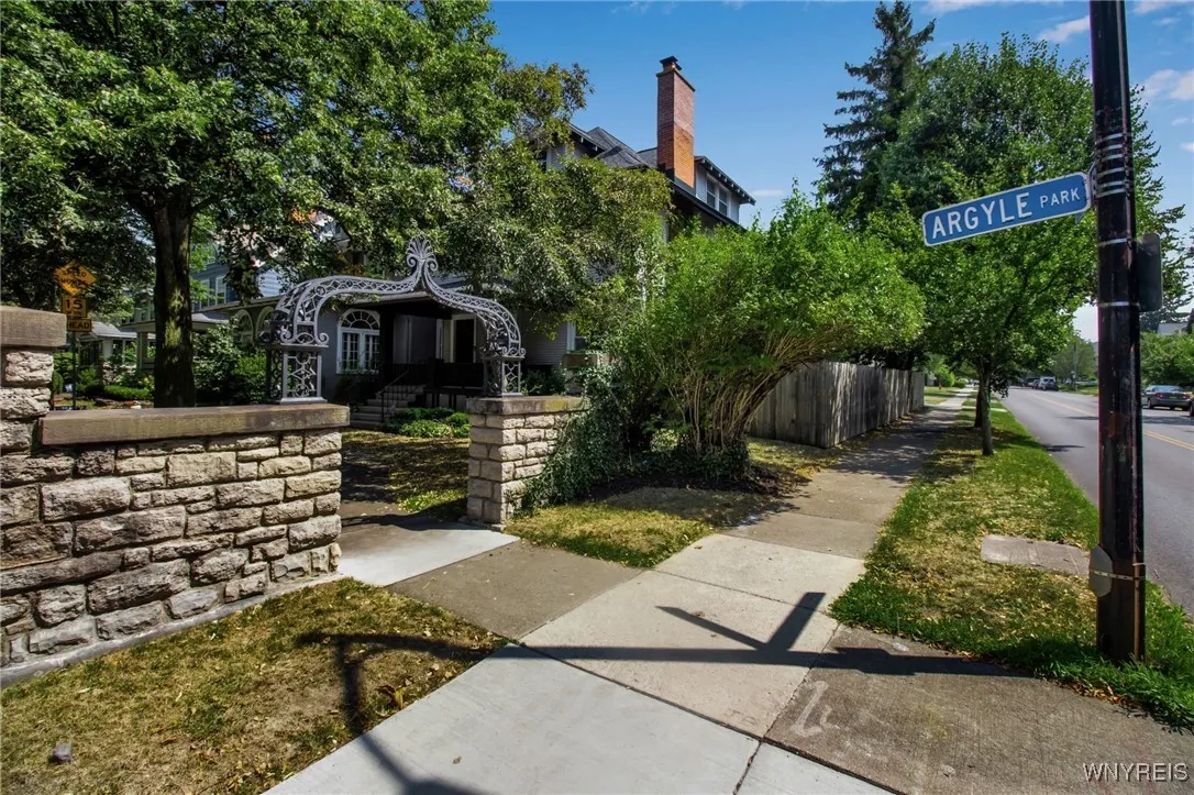 1 Argyle Park, Buffalo, New York 14222, Buffalo, New York 14222, 5 Bedrooms Bedrooms, 9 Rooms Rooms,3 BathroomsBathrooms,Residential,For Sale,1 Argyle Park, Buffalo, New York 14222,B1631366