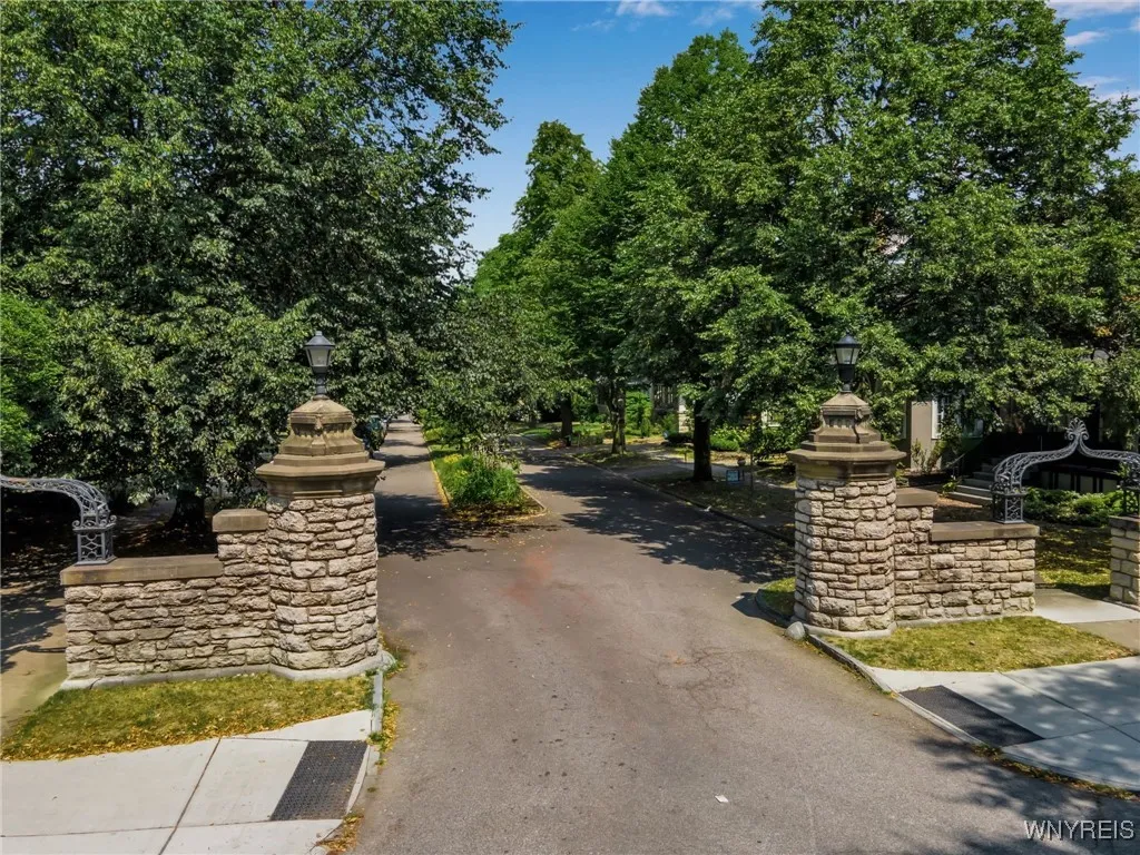 1 Argyle Park, Buffalo, New York 14222, Buffalo, New York 14222, 5 Bedrooms Bedrooms, 9 Rooms Rooms,3 BathroomsBathrooms,Residential,For Sale,1 Argyle Park, Buffalo, New York 14222,B1631366