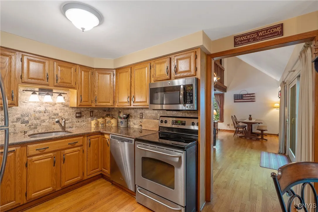 Granite counters and lovely cabinetry
