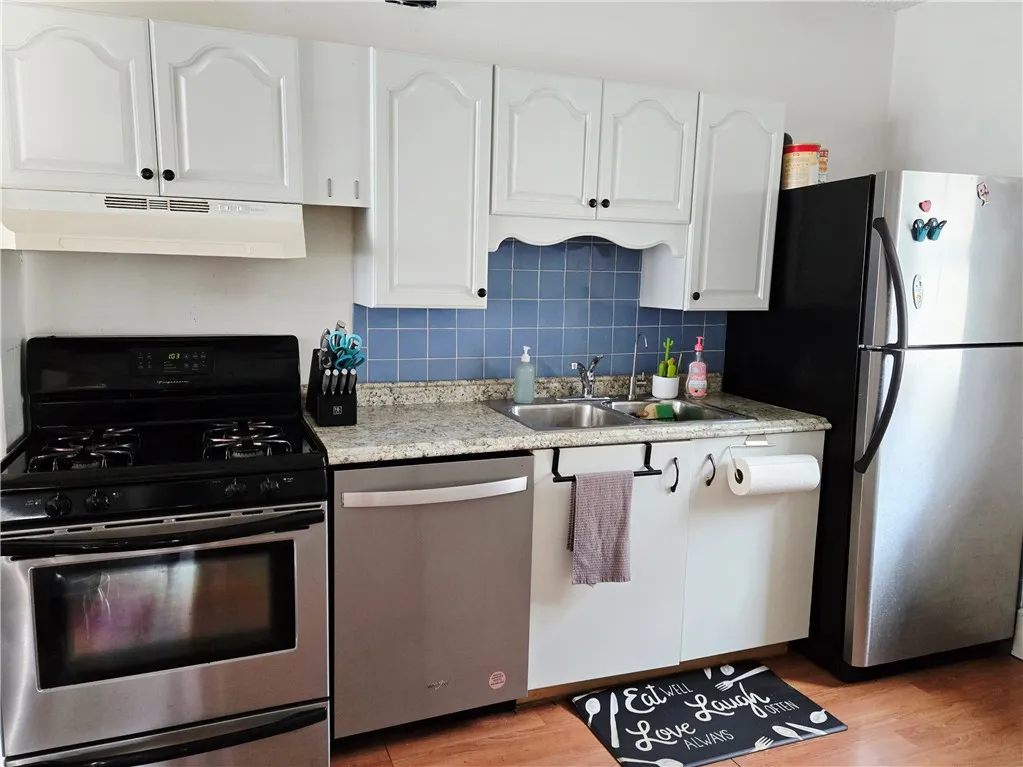The kitchen appliances here all stay with the home.