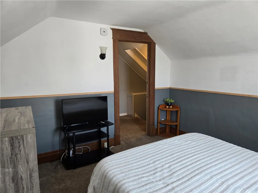 There is ample space in here for a full bed and several side pieces.