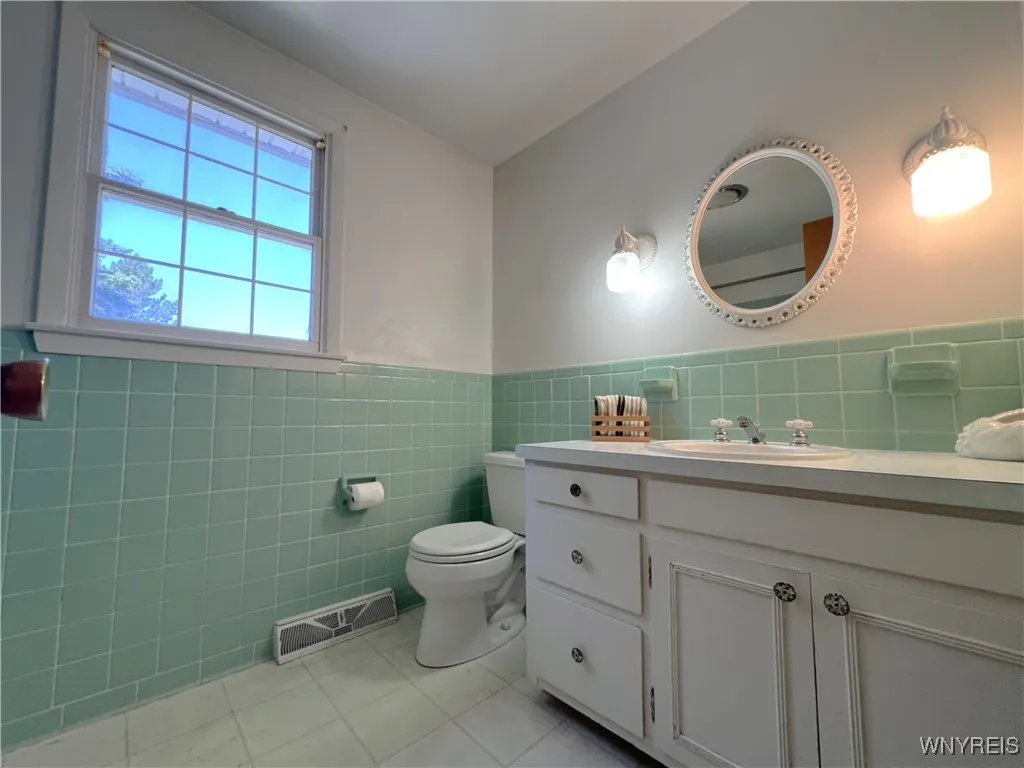 4630 Boncrest Drive East, Clarence, New York 14221, Clarence, New York 14221, 3 Bedrooms Bedrooms, 8 Rooms Rooms,1 BathroomBathrooms,Residential,For Sale,4630 Boncrest Drive East, Clarence, New York 14221,B1631154
