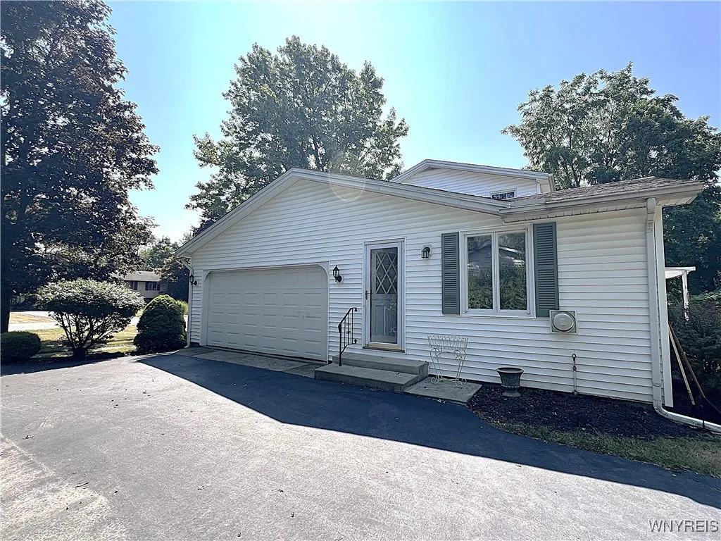 4630 Boncrest Drive East, Clarence, New York 14221, Clarence, New York 14221, 3 Bedrooms Bedrooms, 8 Rooms Rooms,1 BathroomBathrooms,Residential,For Sale,4630 Boncrest Drive East, Clarence, New York 14221,B1631154