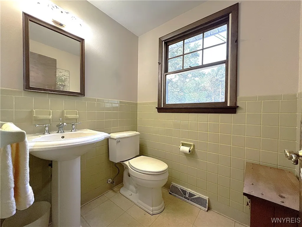 4630 Boncrest Drive East, Clarence, New York 14221, Clarence, New York 14221, 3 Bedrooms Bedrooms, 8 Rooms Rooms,1 BathroomBathrooms,Residential,For Sale,4630 Boncrest Drive East, Clarence, New York 14221,B1631154