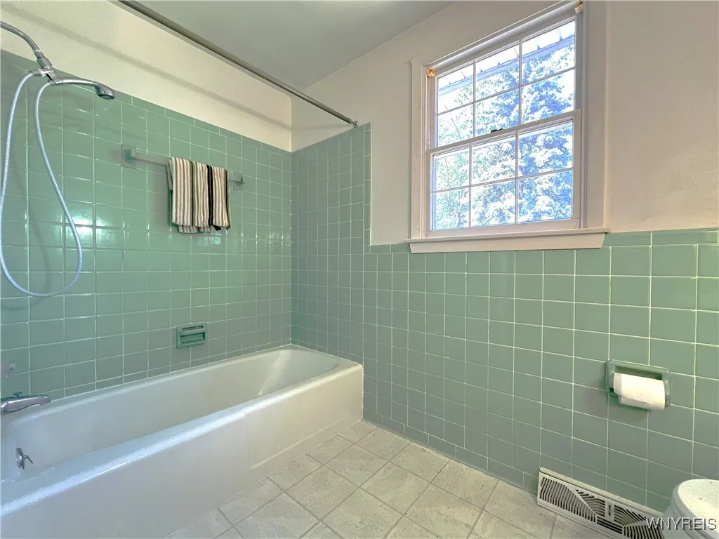 4630 Boncrest Drive East, Clarence, New York 14221, Clarence, New York 14221, 3 Bedrooms Bedrooms, 8 Rooms Rooms,1 BathroomBathrooms,Residential,For Sale,4630 Boncrest Drive East, Clarence, New York 14221,B1631154