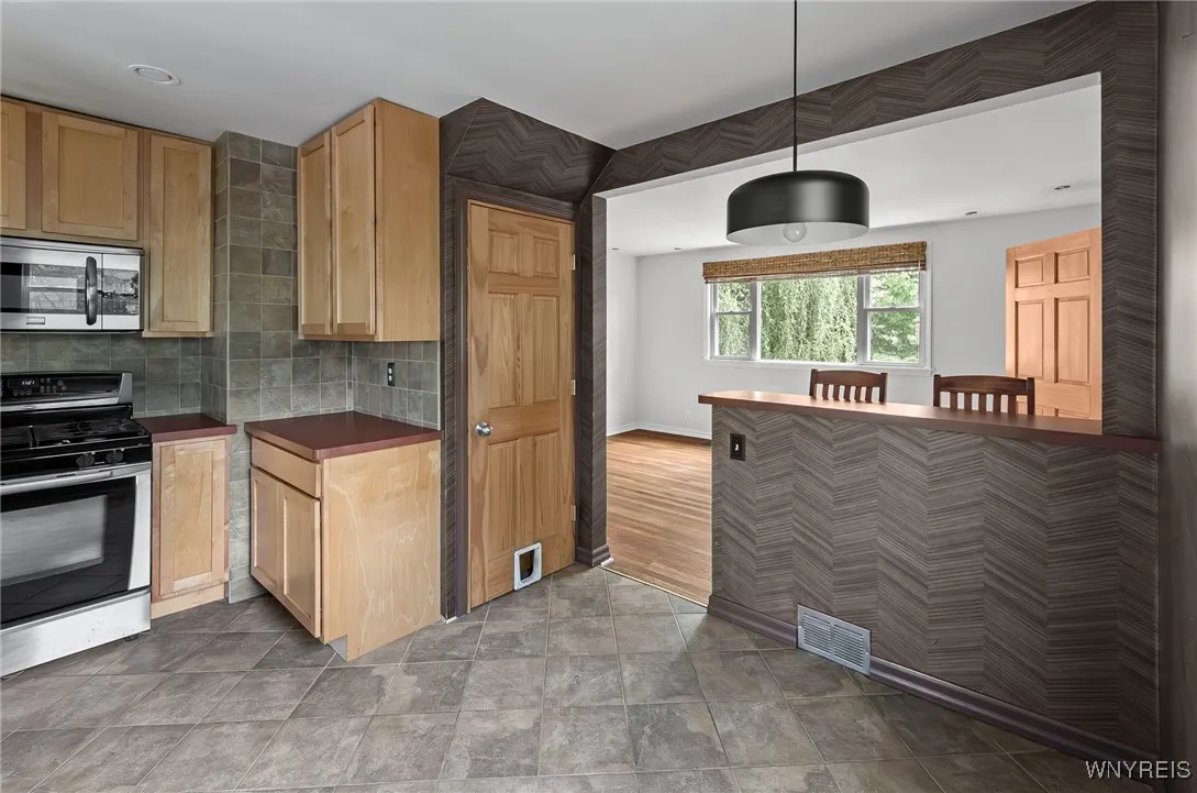 68 Midland Avenue, Tonawanda, New York 14223, Tonawanda, New York 14223, 3 Bedrooms Bedrooms, 6 Rooms Rooms,2 BathroomsBathrooms,Residential,For Sale,68 Midland Avenue, Tonawanda, New York 14223,B1631206